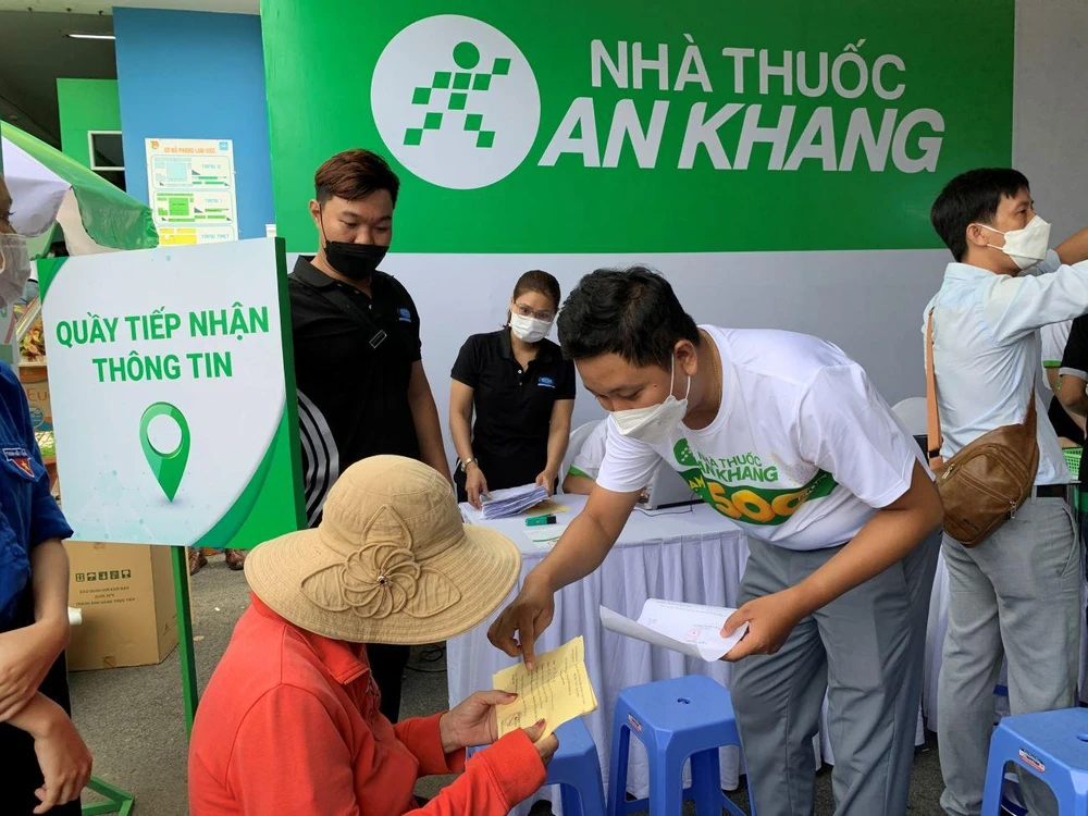 Hệ thống nhà thuốc An Khang đang thực hiện chương trình khám chữa bệnh miễn phí cho bà con Bình Chánh vào sáng nay (15-7). Ảnh: Phương Minh