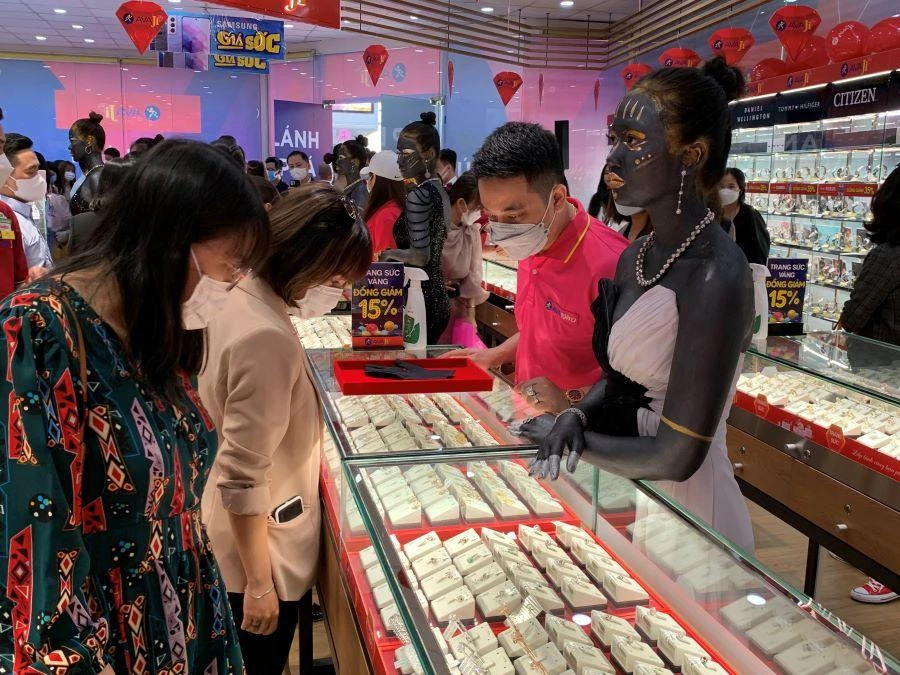 Cá mập bất ngờ mua vàng sau nhiều phiên tháo chạy ảnh 1