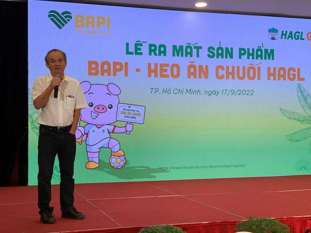 Bầu Đức nói về sản phẩm heo ăn chuối trong lễ ra mắt thương hiệu Bapi. Ảnh: Phương Minh