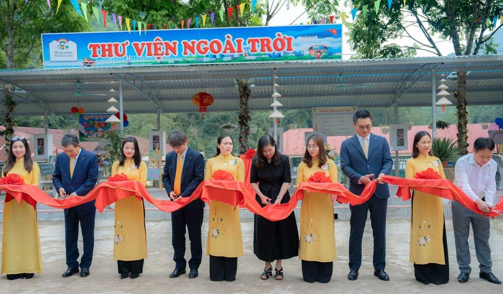 Lễ cắt băng khánh thành thư viện ngoài trời tại Trường Tiểu học và Trung học cơ sở Lạc Sỹ.