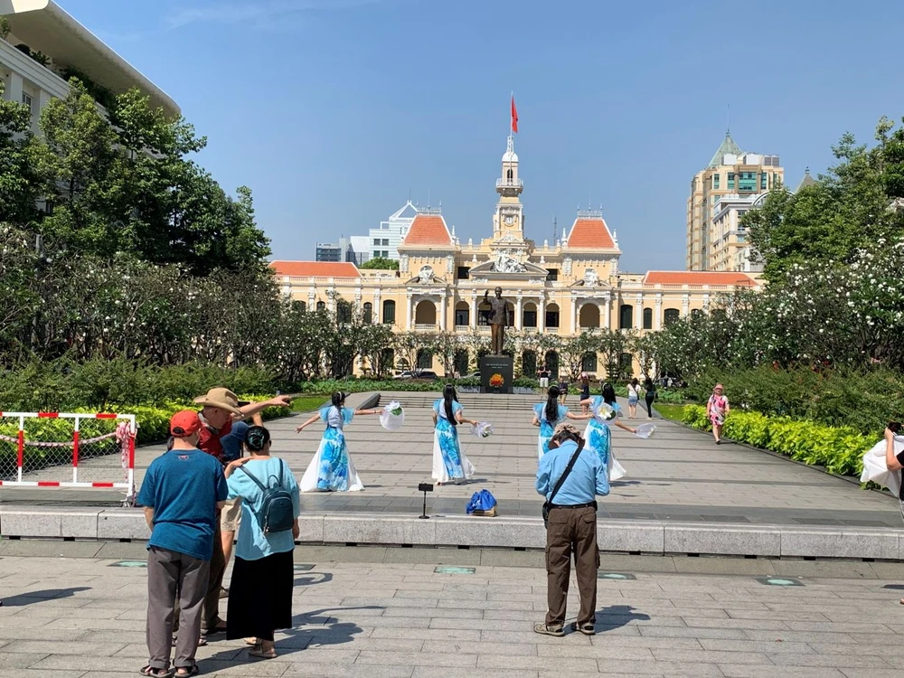 Việc Trung Quốc mở cửa trở lại sẽ thúc đẩy tăng trưởng GDP của Việt Nam vào năm 2023 do lượng khách du lịch Trung Quốc trở lại. Ảnh: Phương Minh Việc Trung Quốc mở cửa trở lại sẽ thúc đẩy tăng trưởng GDP của Việt Nam vào năm 2023 do lượng khách du lịch Trung Quốc trở lại. Ảnh: Phương Minh