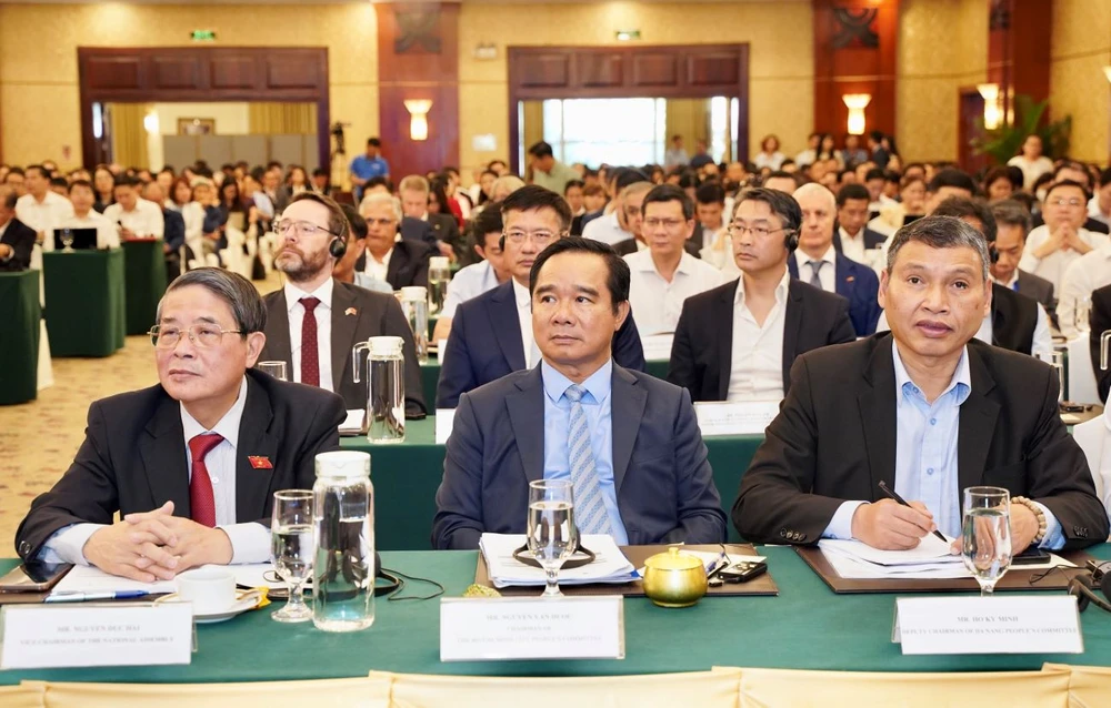 Các đại biểu lắng nghe ý kiến của các chuyên gia trong việc xây dựng Trung tâm tài chính quốc tế tại TP.HCM. Ảnh: THUẬN VĂN