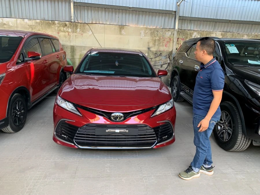 người chạy ô tô.jpg