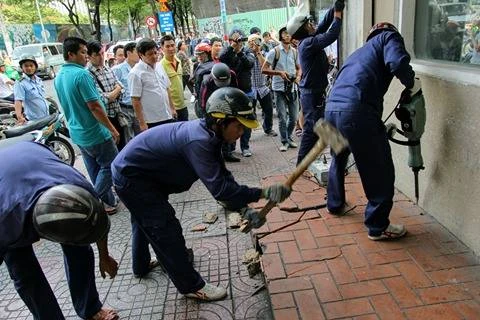 PCT quận 1 chỉ đạo đập trụ sở lấn vỉa hè ảnh 7