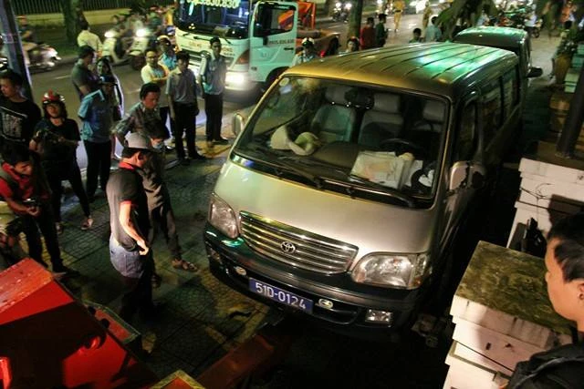 Tối Chủ nhật, quận 1 cẩu xe biển xanh trước quán nhậu ảnh 1