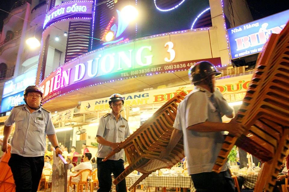 Tối Chủ nhật, quận 1 cẩu xe biển xanh trước quán nhậu ảnh 5