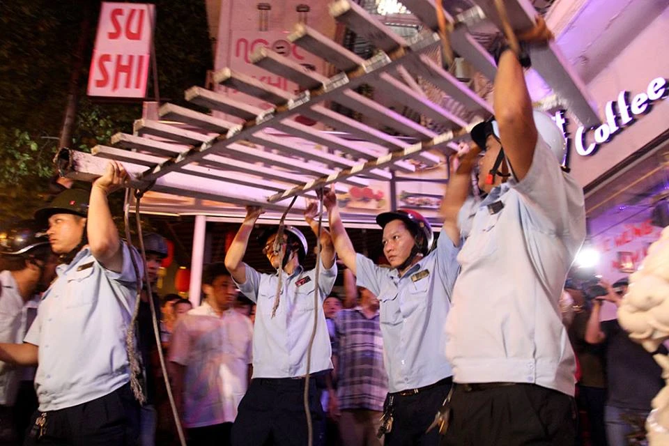 Tối Chủ nhật, quận 1 cẩu xe biển xanh trước quán nhậu ảnh 7