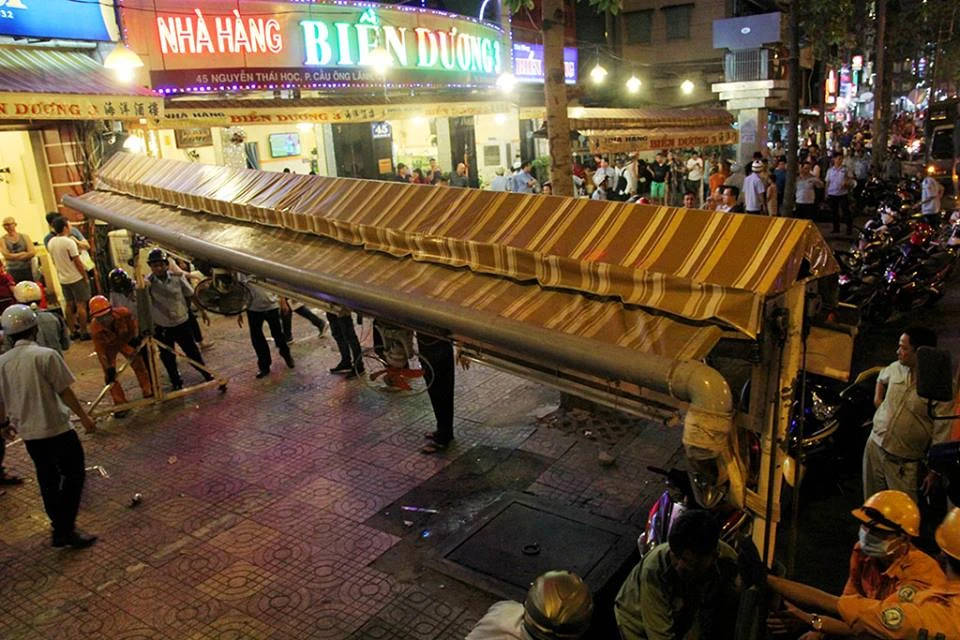 Tối Chủ nhật, quận 1 cẩu xe biển xanh trước quán nhậu ảnh 8