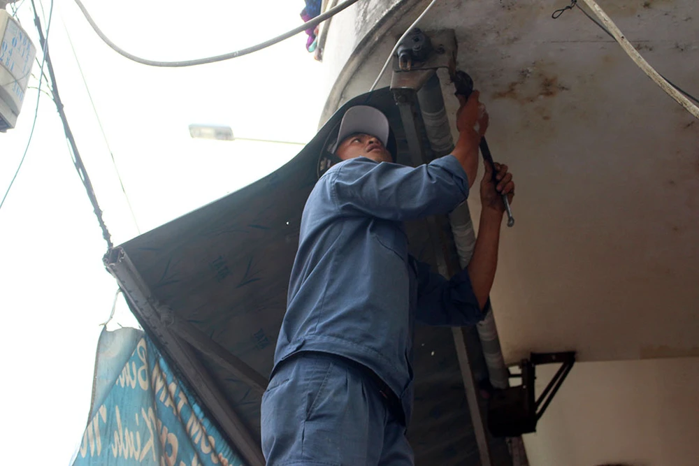 Quận 1 gỡ hàng loạt mái che đường Nguyễn Đình Chiểu ảnh 9