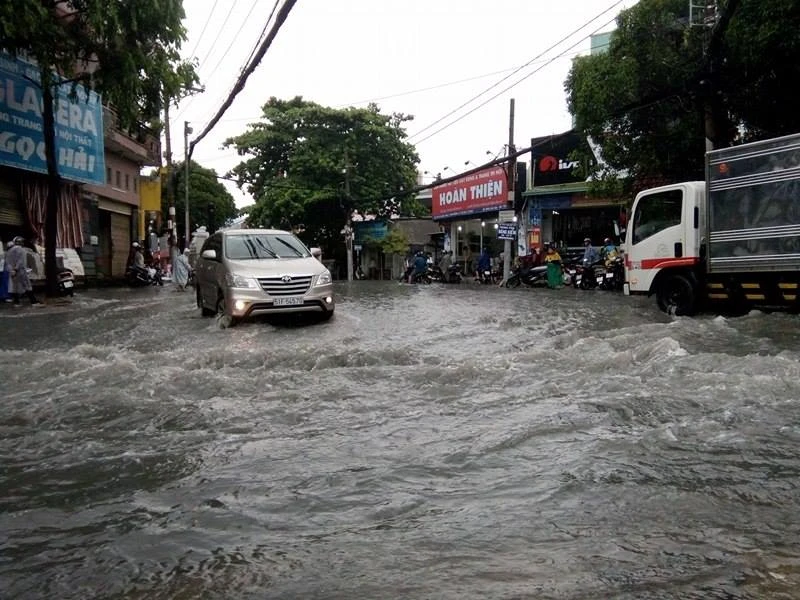 Mưa to, nước tuôn như thác ở quận Thủ Đức ảnh 2