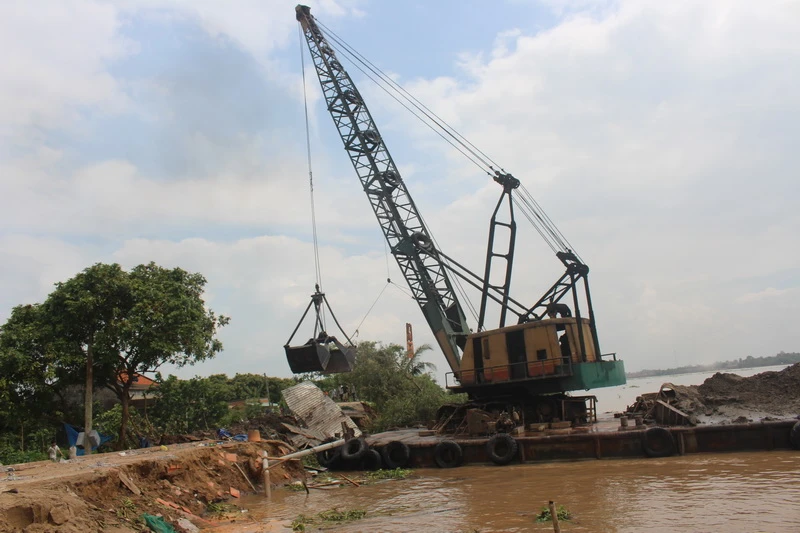 Bốn nhà dân bất ngờ đổ nhào xuống sông Cổ Chiên ảnh 4