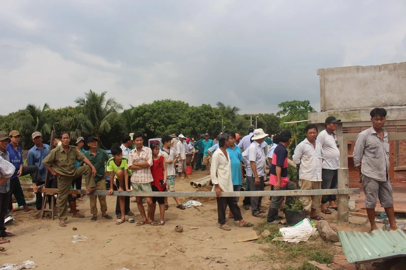 Bốn nhà dân bất ngờ đổ nhào xuống sông Cổ Chiên ảnh 5