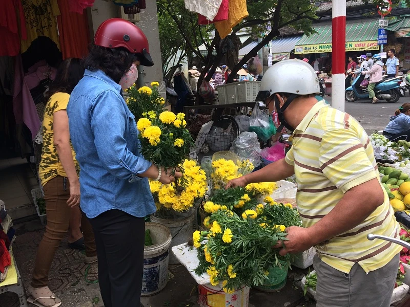 Cận cảnh: Tấp nập mua đồ cúng ngày ông Táo lên trời ảnh 5