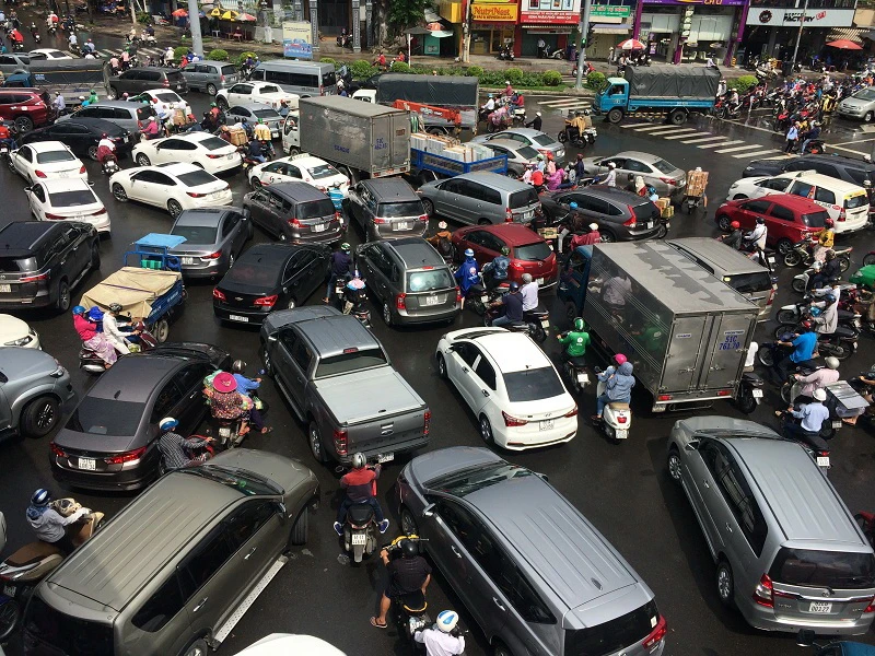 “Vỡ tổ” tại ngã tư Hàng Xanh sau cơn mưa ảnh 2