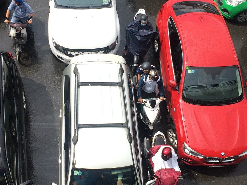 “Vỡ tổ” tại ngã tư Hàng Xanh sau cơn mưa ảnh 3