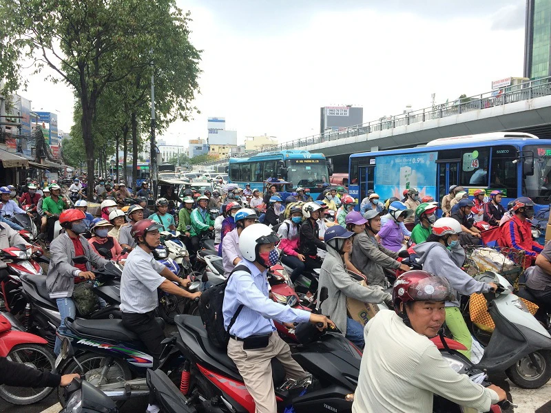 “Vỡ tổ” tại ngã tư Hàng Xanh sau cơn mưa ảnh 4