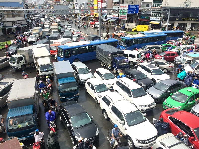 “Vỡ tổ” tại ngã tư Hàng Xanh sau cơn mưa ảnh 1