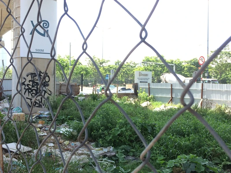 Metro chưa xong, chi chít hình vẽ bậy ảnh 4