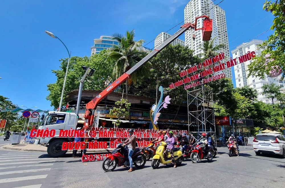 Một số tuyến đường chính đang được chỉnh trang chào mừng lễ - ảnh Lê Hiền Một số tuyến đường chính đang được chỉnh trang chào mừng lễ - ảnh Lê Hiền
