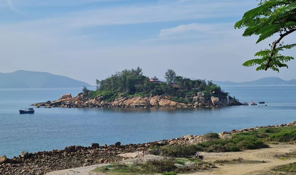 Hòn Đỏ, một thắng cảnh gần bờ, du khách dễ dàng tham quan nếu ngại đi đảo - ảnh Lê Hiền Hòn Đỏ, một thắng cảnh gần bờ, du khách dễ dàng tham quan nếu ngại đi đảo - ảnh Lê Hiền