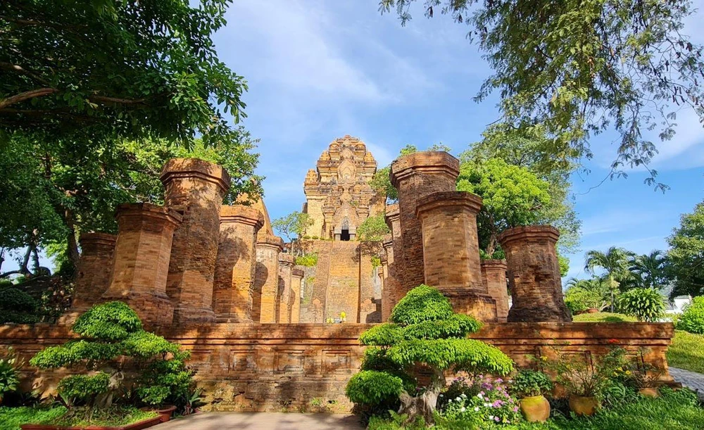 Tháp Bà, một địa điểm du lịch tâm linh nổi tiếng tại Nha Trang - ảnh Lê Hiền Tháp Bà, một địa điểm du lịch tâm linh nổi tiếng tại Nha Trang - ảnh Lê Hiền