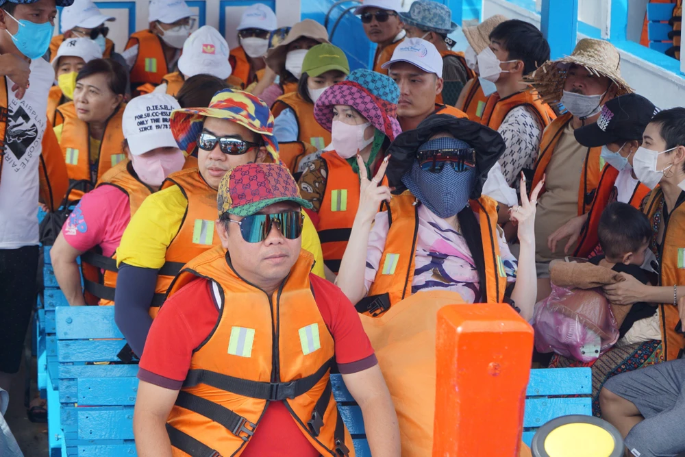 Du khách lên tàu du lịch các tuyến đảo - ảnh TQ