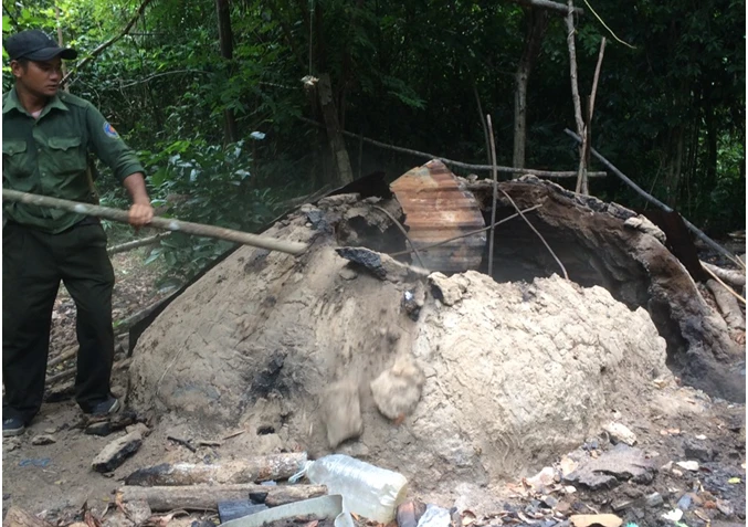 phá hủy lò hầm than của các đối tượng phá rừng - Ảnh tư liệu Kiểm Lâm Ninh Hòa