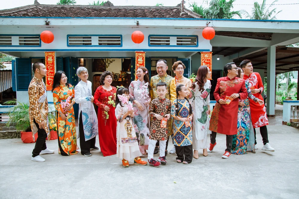 Thu Trang và Tiến Luật cùng con trai mang bất ngờ đến khán giả ảnh 1