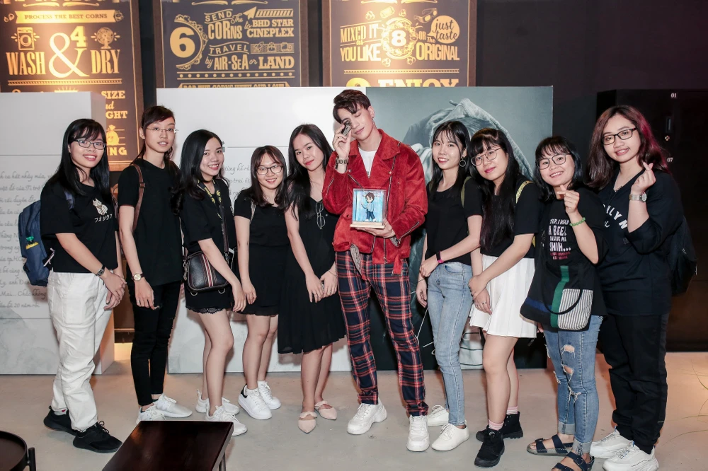 Fan tặng S.T Sơn Thạch 300kg gạo mừng ngày trở lại ảnh 4