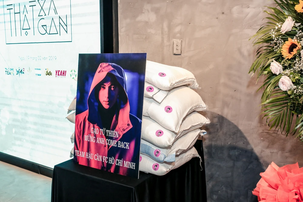 Fan tặng S.T Sơn Thạch 300kg gạo mừng ngày trở lại ảnh 1