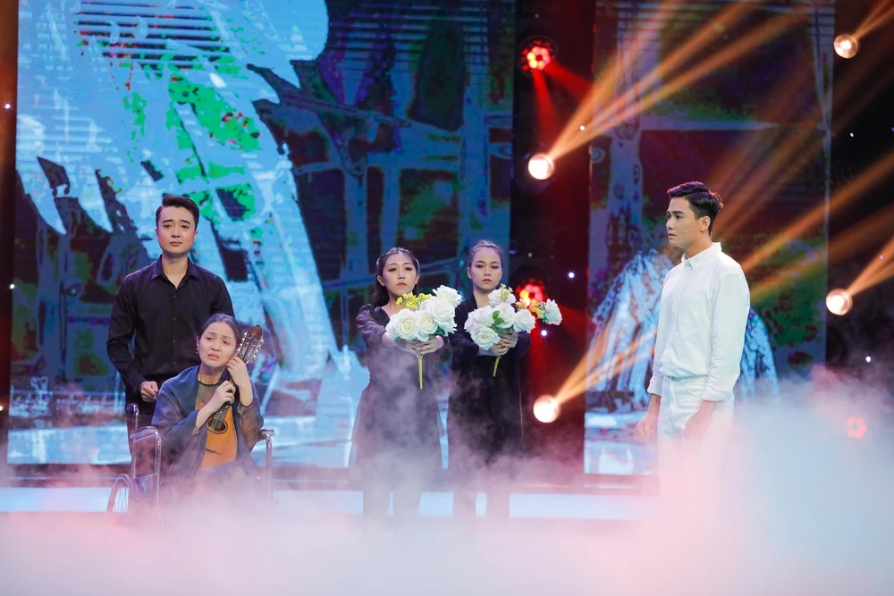 Phan Hồng Hà xúc động khi nghe nam ca sĩ vừa khóc, vừa hát ảnh 6