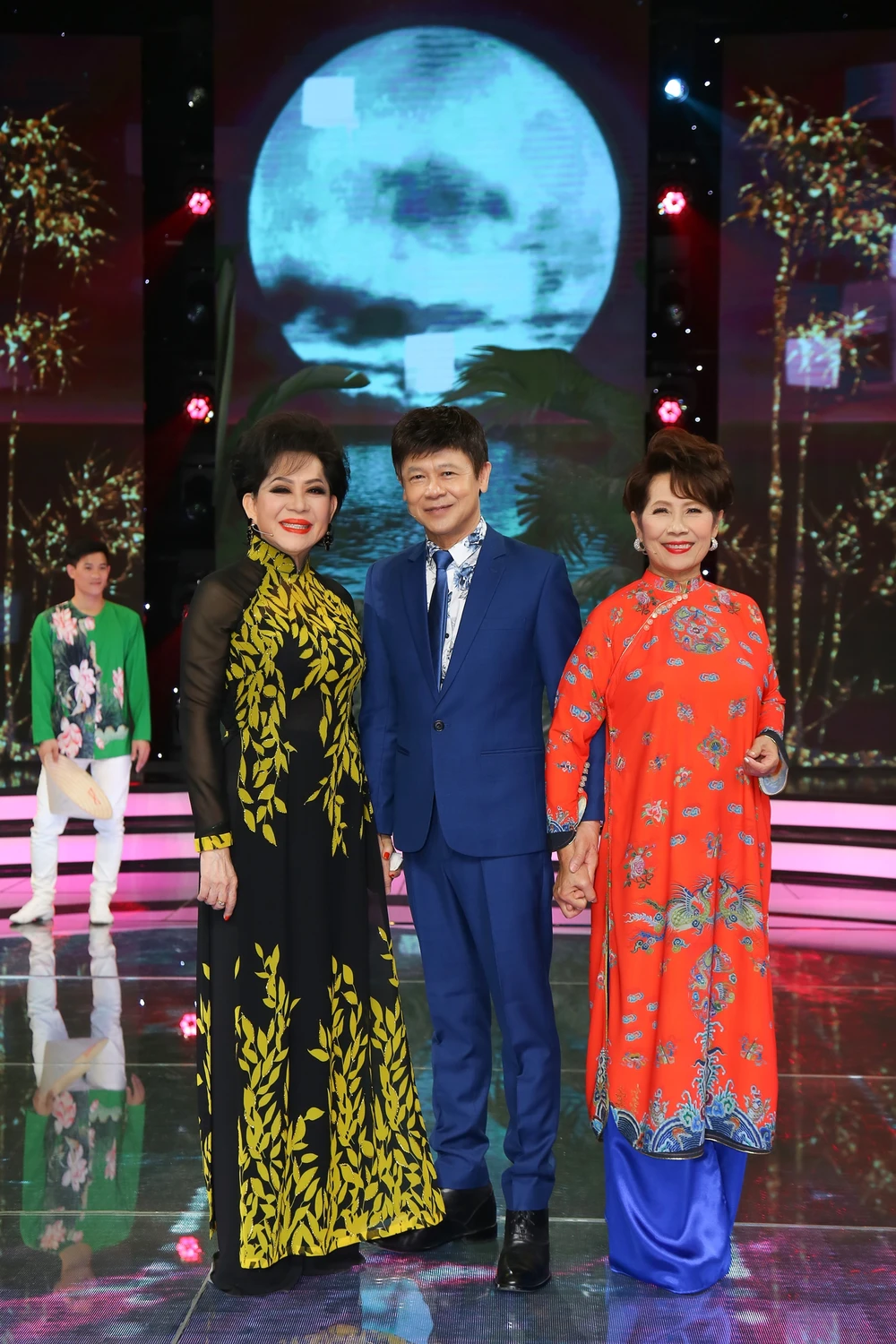 Mẹ Bảo Đăng bị gãy chân nhưng vẫn đến ủng hộ con thi ảnh 6