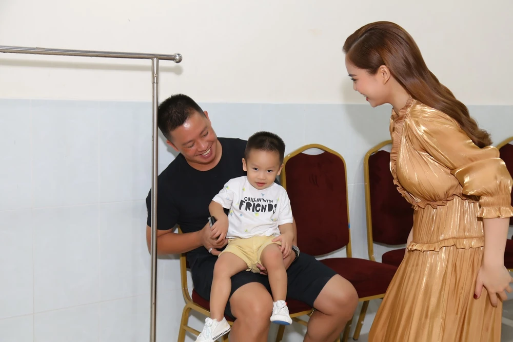 Giang Hồng Ngọc bế con trai, được chồng hộ tống đi quay hình ảnh 2