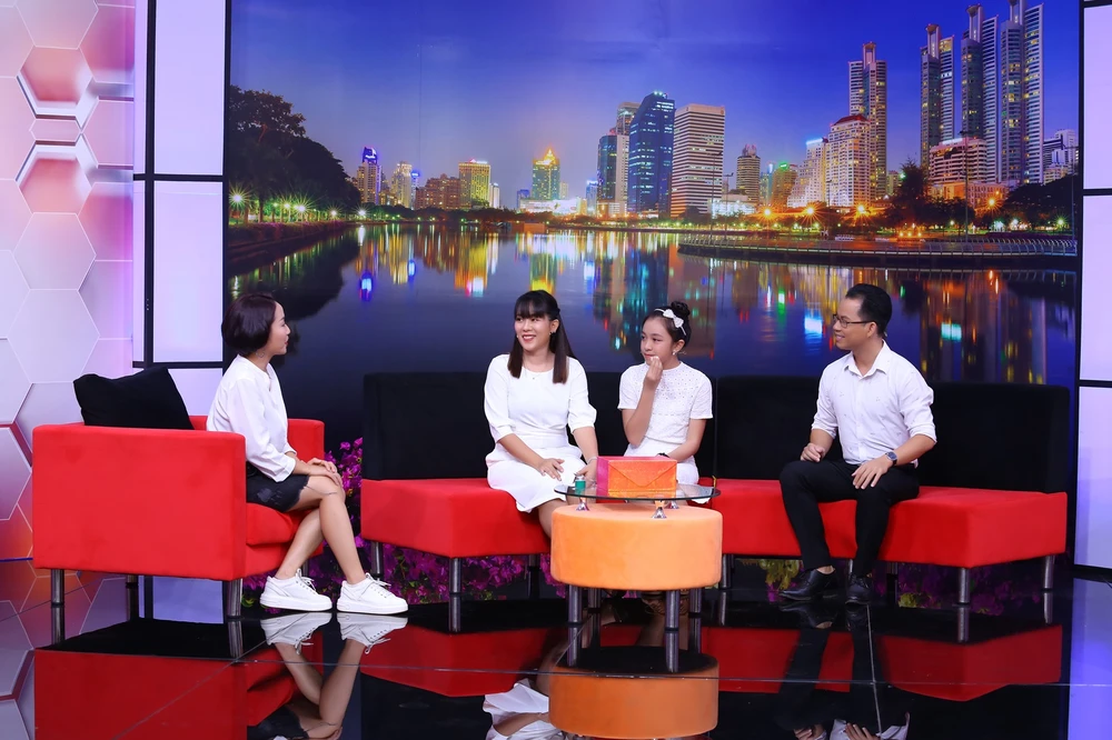 Cô bé 11 tuổi ví bản thân như sâu bướm nằm trong kén ảnh 3