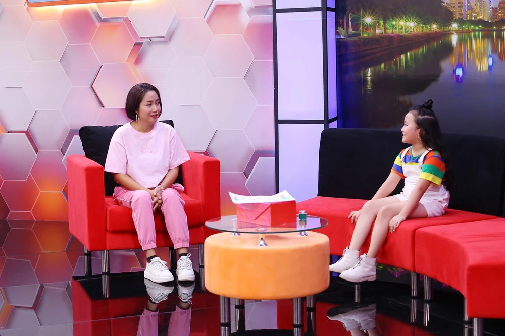 Cô bé 8 tuổi làm 'sứ giả hòa bình' cho ba mẹ qua những bức vẽ ảnh 4