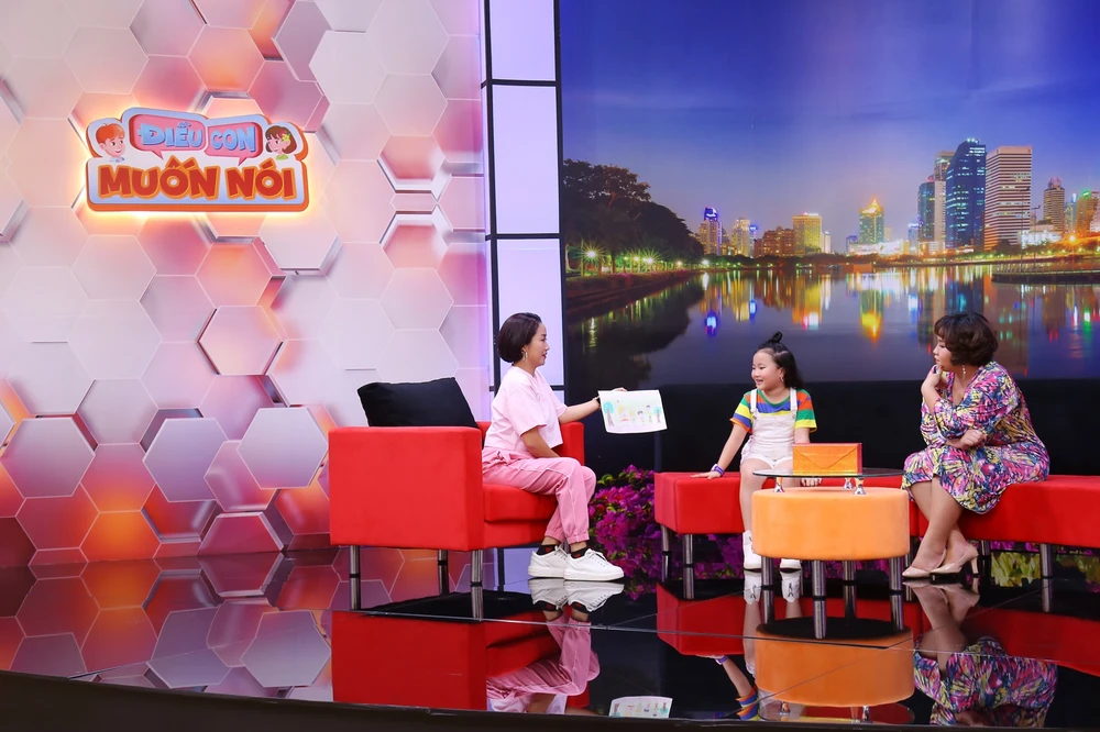 Cô bé 8 tuổi làm 'sứ giả hòa bình' cho ba mẹ qua những bức vẽ ảnh 5