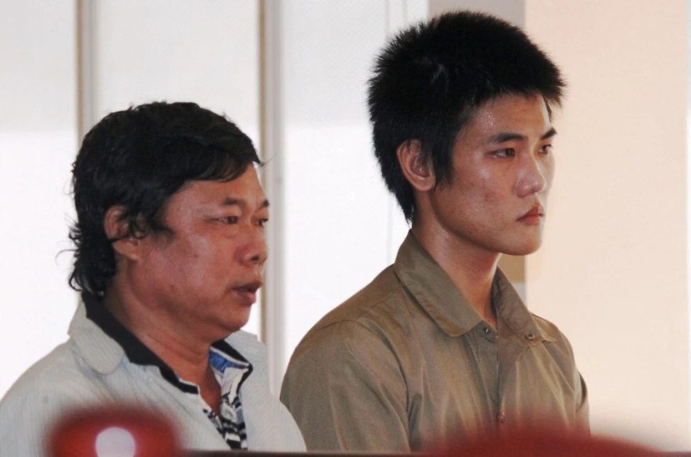 Hai cha con bị cáo Trần Quan Hải và Trần Quang Triển tại tòa phúc thẩm