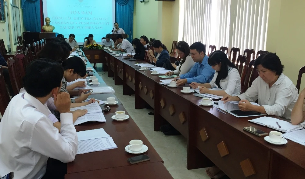 'Tuýt còi' hàng chục văn bản trái luật ảnh 1