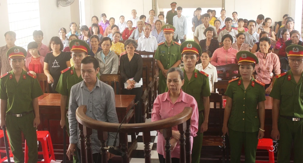 Hai bị cáo đang nghe tòa tuyên án