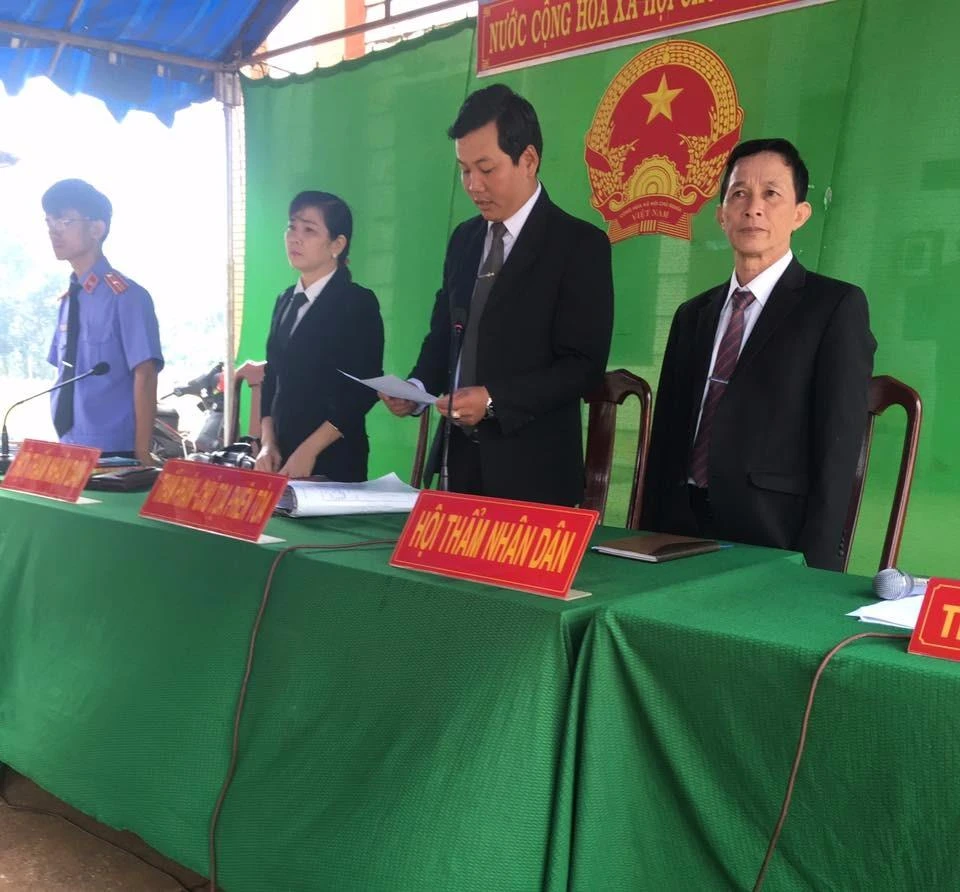 HĐXX quyết định hoãn phiên tòa