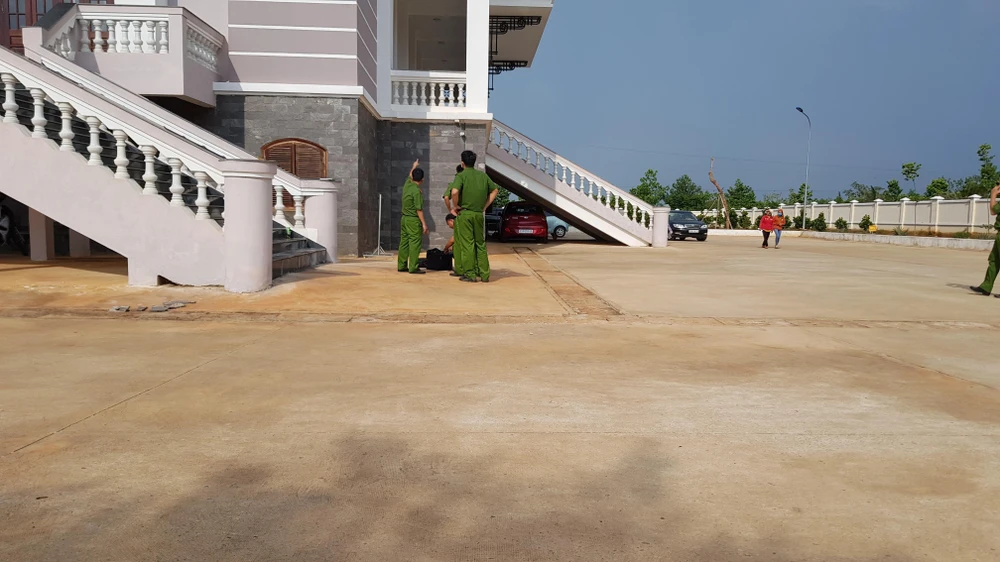 Vụ nhảy lầu tự tử: Tòa Bình Phước nói xử công tâm, khách quan ảnh 5 Vụ nhảy lầu tự tử: Tòa Bình Phước nói xử công tâm, khách quan ảnh 5