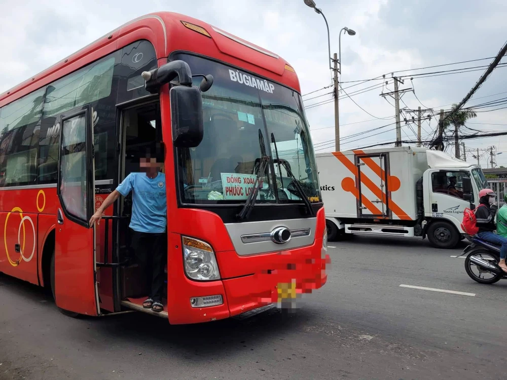 Một xe đón khách tại Quốc lộ 13 thay vì Bến xe Miền Đông. Ảnh: LT