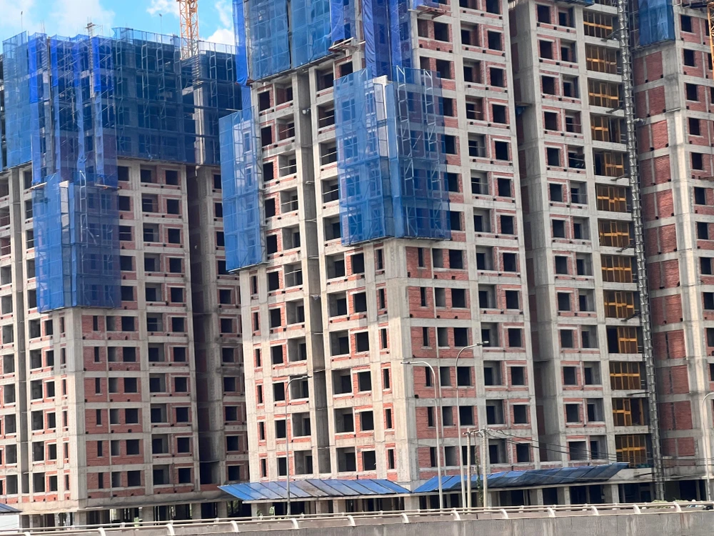 Một dự án chung cư tại quận 8, TP.HCM sử dụng hầu như toàn gạch nung, có dấu hiệu vi phạm quy định. Ảnh: PV