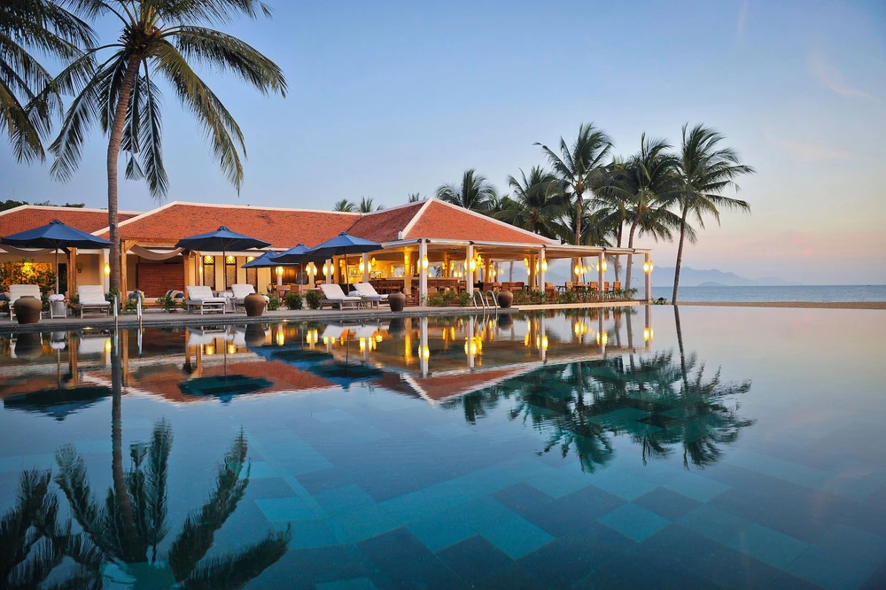 Ông Nguyễn Tấn Tuân, Chủ tịch UBND tỉnh Khánh Hòa cho biết chủ trương của tỉnh là làm lại thiết kế đô thị tổng thể khu vực bãi biển Nha Trang. Sau đó, tỉnh sẽ tổ chức đấu giá, đấu thầu theo quy định.