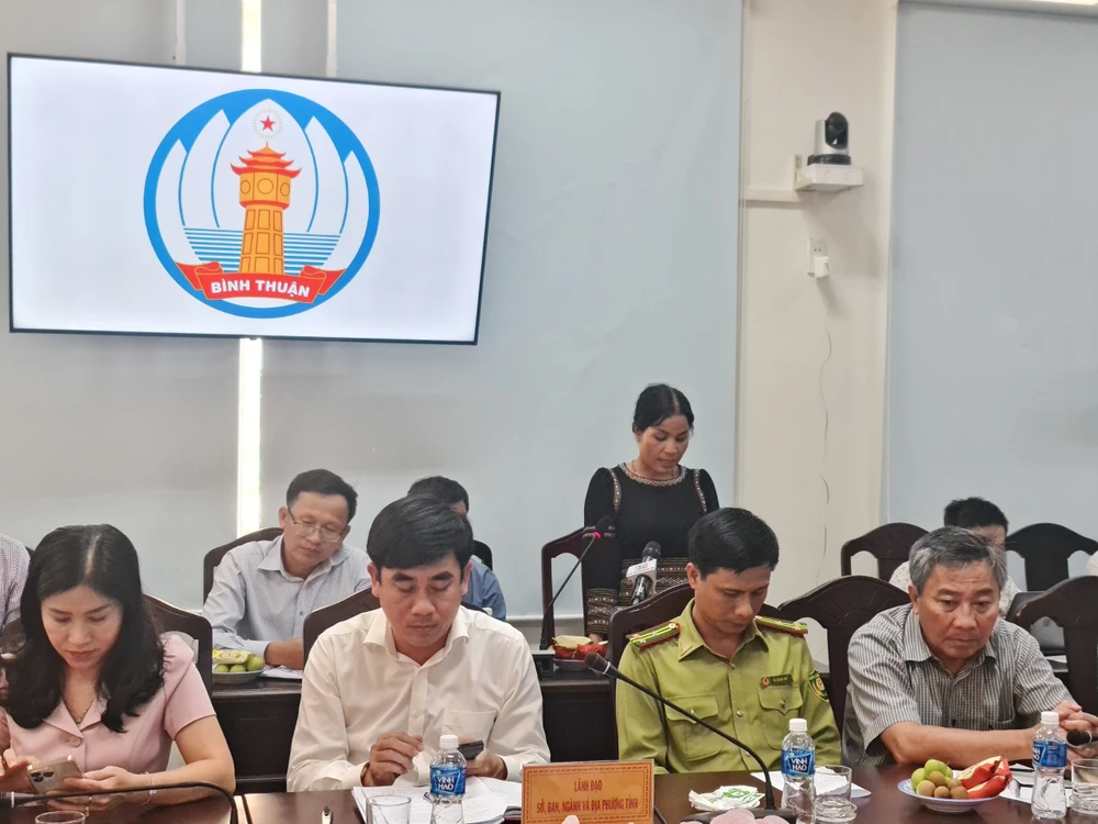 Ông Lê Thanh Sơn - Phó Giám đốc Sở NN&amp;PTNT tỉnh Bình Thuận (áo trắng) tại buổi họp báo. Ảnh: Phương Nam