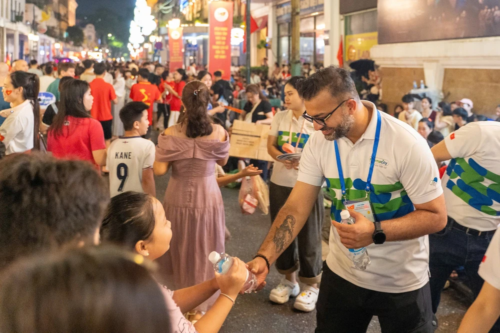 Những khoảnh khắc CEO Pharmacity trực tiếp tặng nước uống cho người dân trong Lễ 2-9.jpg