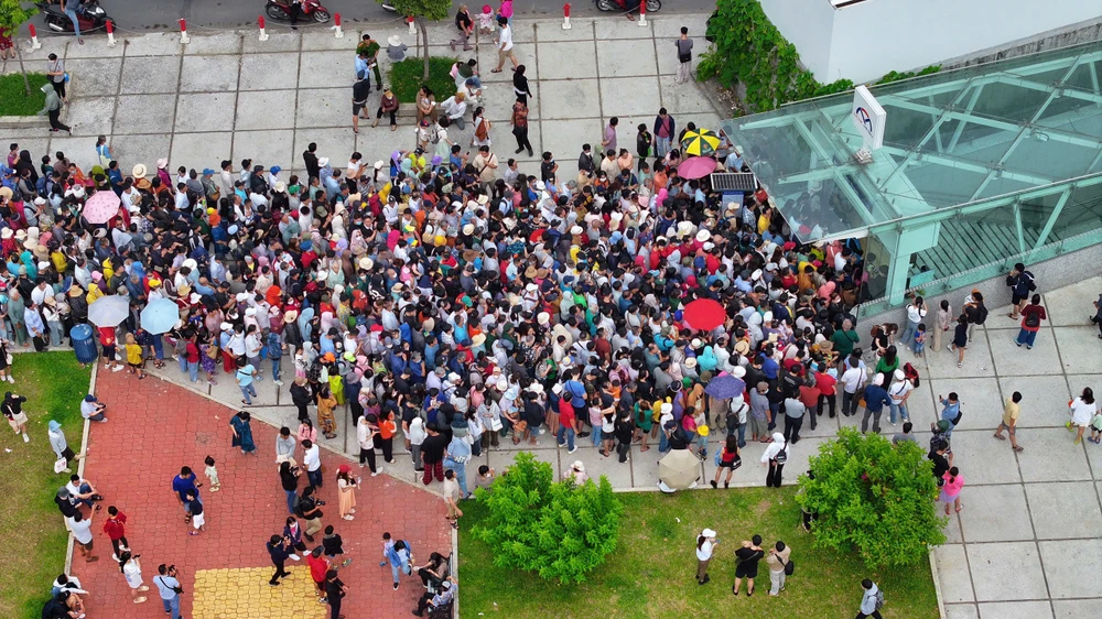 Hàng nghìn người dân xếp hàng chờ trải nghiệm tuyến metro số 1