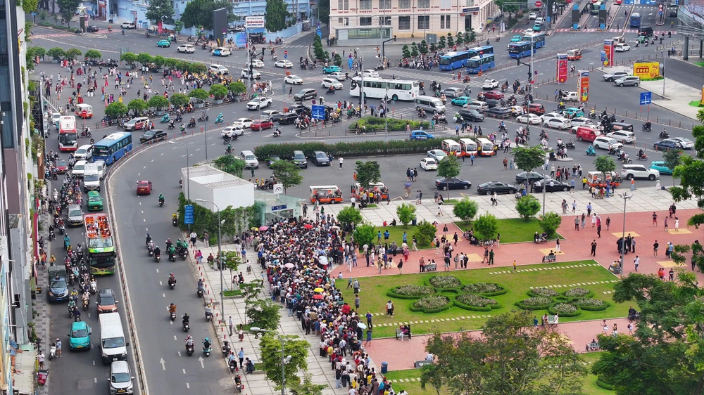 Toàn cảnh nhìn từ trên cao tại ga Bến Thành - Suối Tiên.