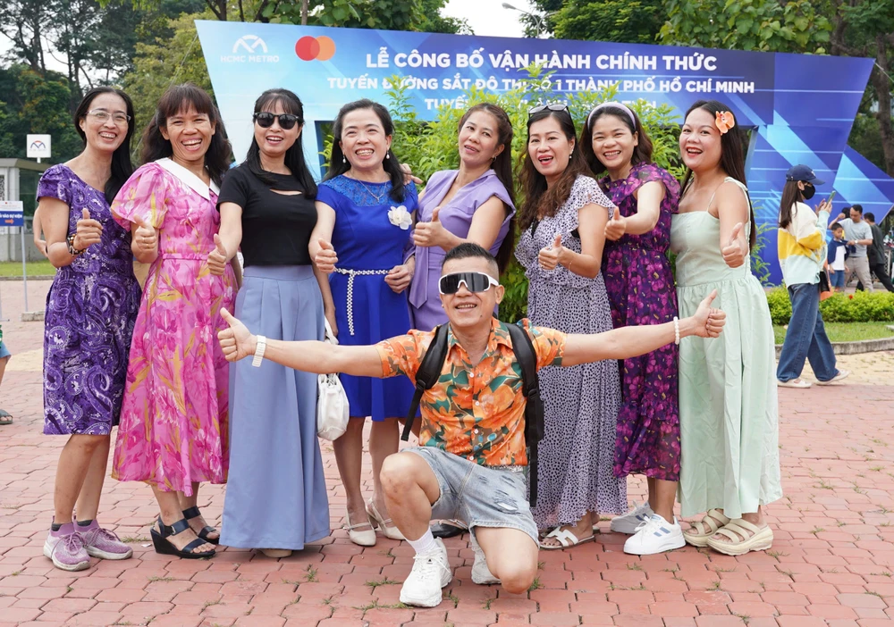 Lúc 7h45 ngày 22-12, tuyến metro số 1 (Bến Thành - Suối Tiên) chính thức khởi hành, trở thành biểu tượng của niềm hy vọng và kỳ vọng lớn lao từ người dân TP.HCM.