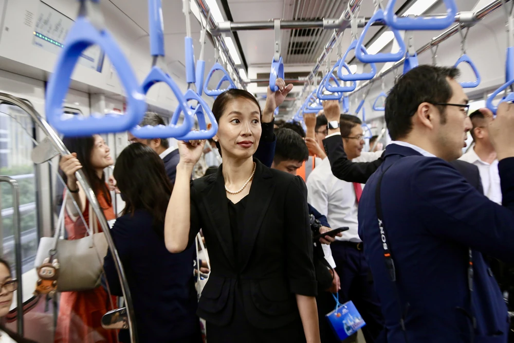 Người dân trải nghiệm tuyến metro số 1 trong ngày vận hành chính thức.
